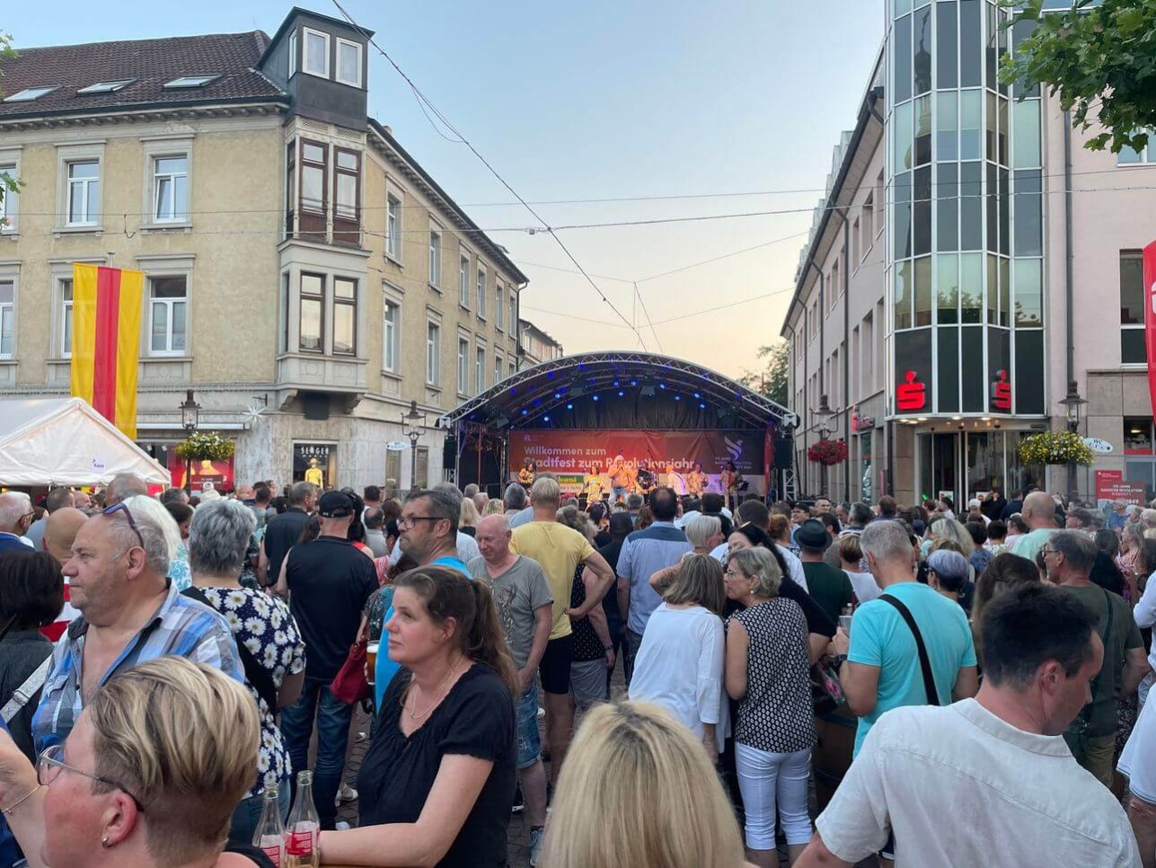 Menschen vor der Bühne bei Sparkasse